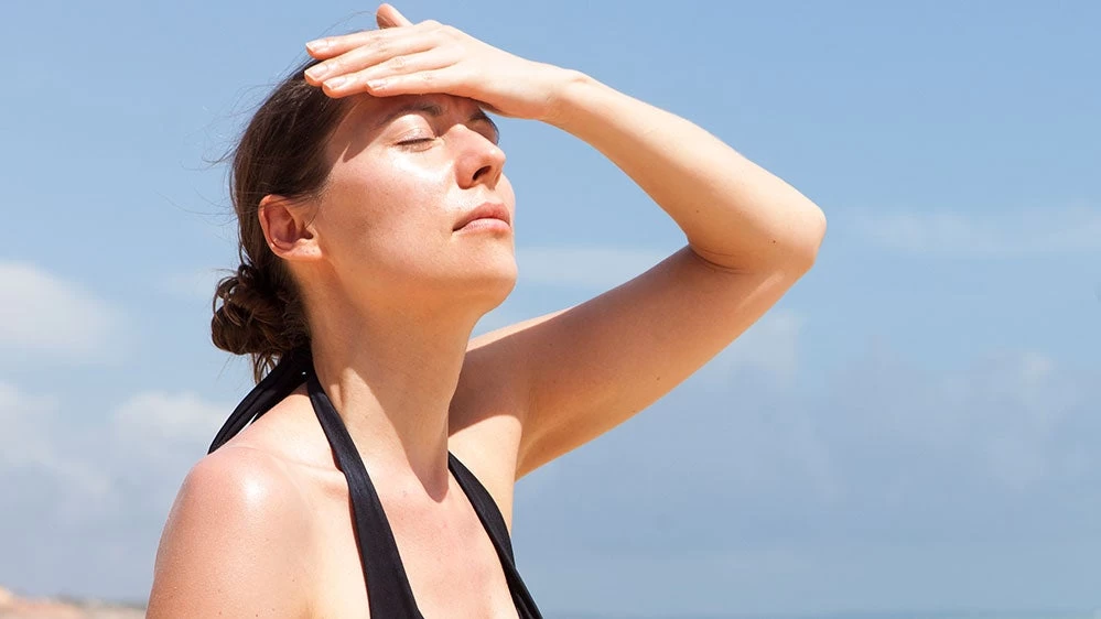 Θερμοπληξία: Τα επικίνδυνα συμπτώματα και πώς να τα αντιμετωπίσετε